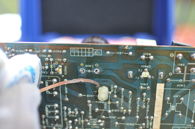 PC-8801電源基板上のコンデンサのハンダを吸い取り線で除去する