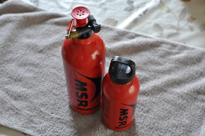 MSR社の燃料ボトルとポンプ