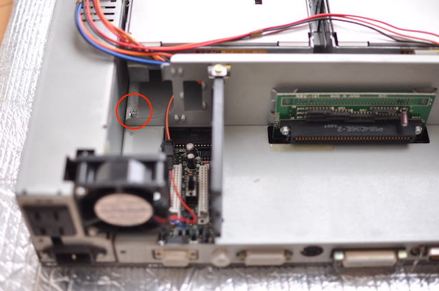 PC-8801FHのライザーカードの金属部品のネジ位置その1