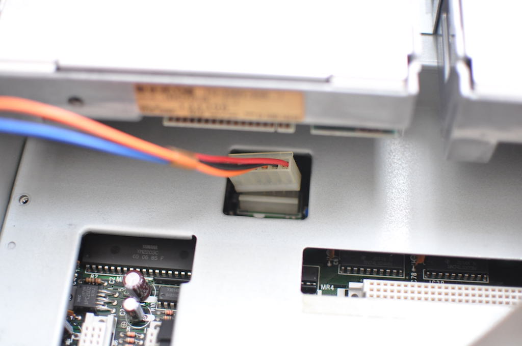 PC-8801FHの電源ボックスからのコード接続端子