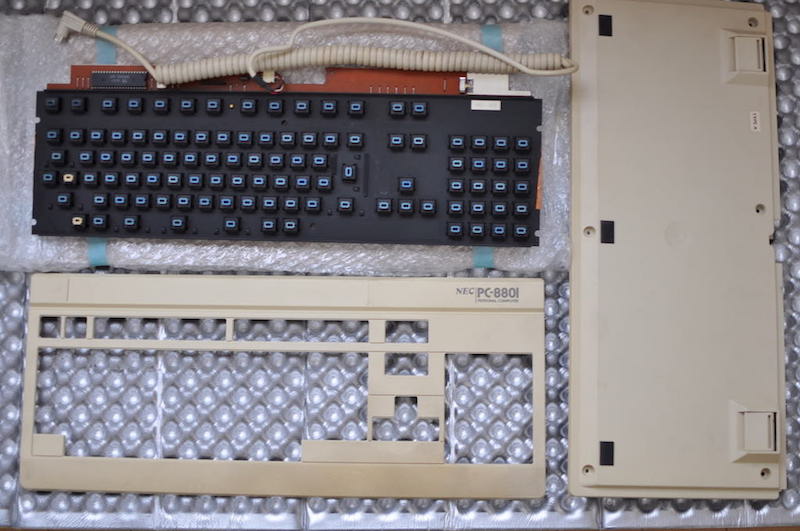 PC-88キーボード、上下カバーと基板へ分解