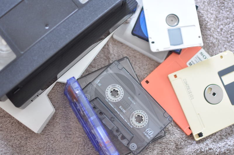 VHSビデオテープやカセットテープなどの古いメディア