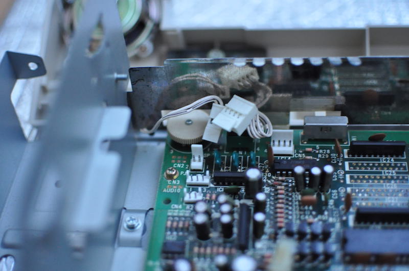 PC-8801FAの基板からスピーカーとLEDの端子を取り外す