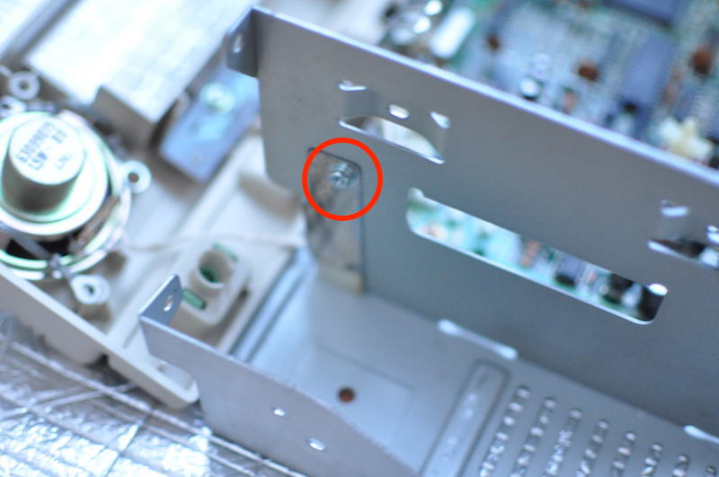PC-8801FAのフロントパネルと本体金属ボディの間の薄い金属板固定ビスの位置