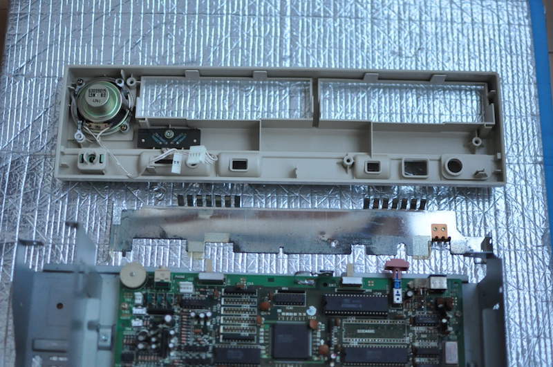 PC-8801FAのフロントパネルを取り外したところ