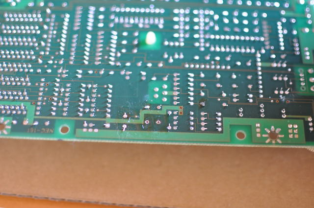 PC-8801FAの基板表面側から追いハンダをする