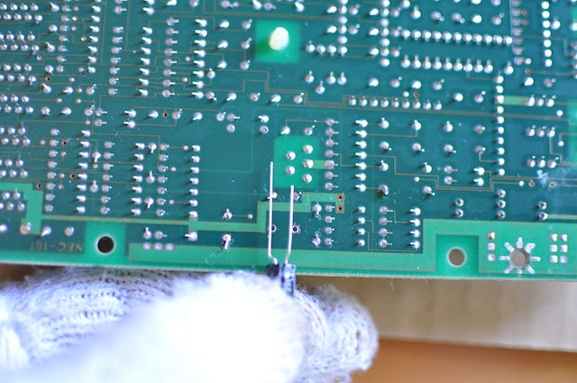 PC-8801FA基盤のスルーホールとアルミ電解コンデンサー電極の幅を合わせる