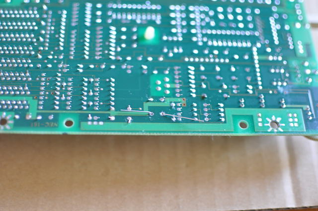PC-8801FA基板にコンデンサーをはんだ付けのため固定する