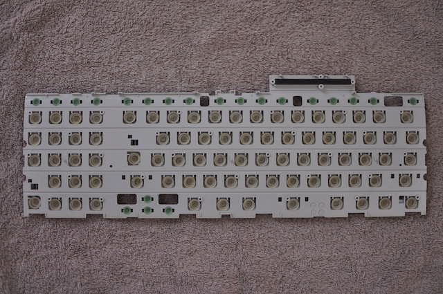 iMac_G3キーボード内部のプラスチック樹脂板にラバーキャプをセットします