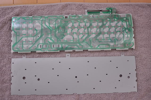 iMac_G3キーボード内部のプラスチック樹脂板とメンブレンシート、金属板