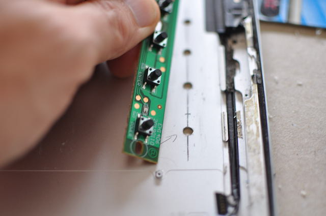 LCDコントローラーのボタン基板と、ボタンを通す穴
