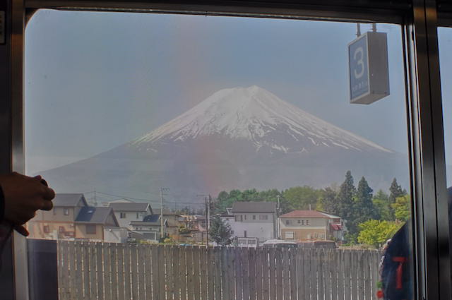 富士山駅付近の富士急行線車内から見た富士山