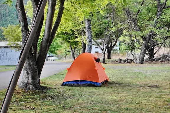 西湖キャンプ場にテントを張る