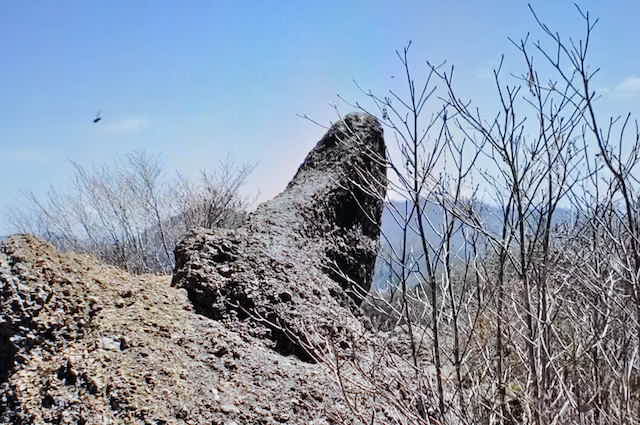 鬼ケ岳山頂にある、鬼のツノのような岩