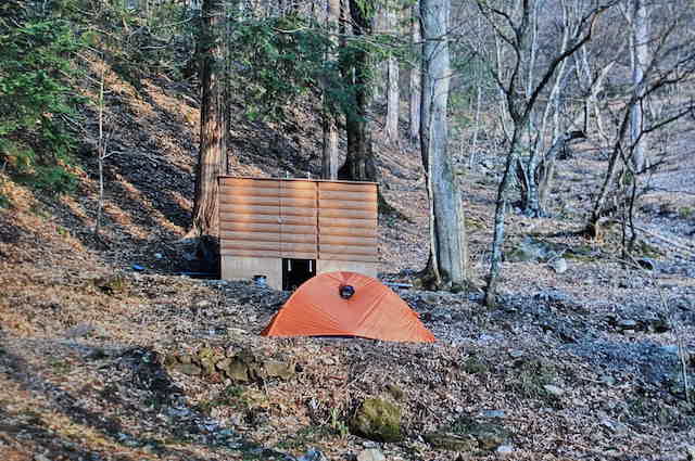 清滝小屋テント場でテントを張る