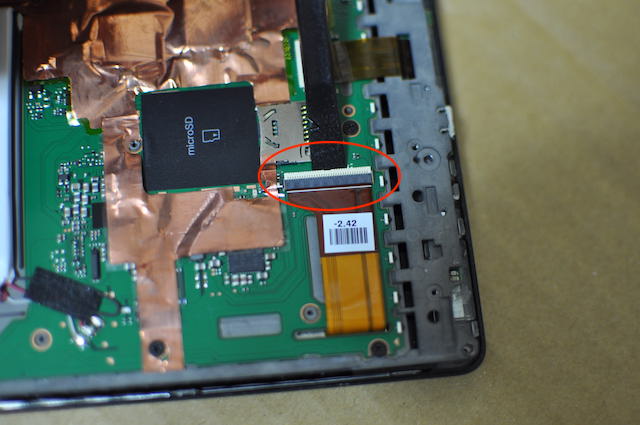 SONY-Readerの液晶パネルからのフラットケーブルが接続された基板側の端子を解除する