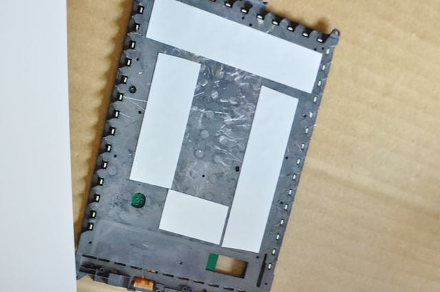 SONY-Readerのあたらしい液晶ディスプレイを接着するため、金属板に両面テープを設置する