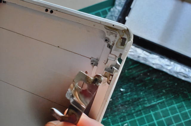 iPad3のアルミボディの金属部品をひっぺがす