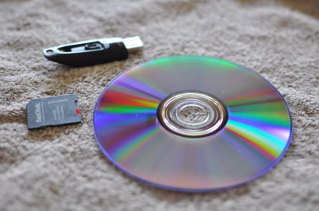 DVD、USBメモリー、SDカード