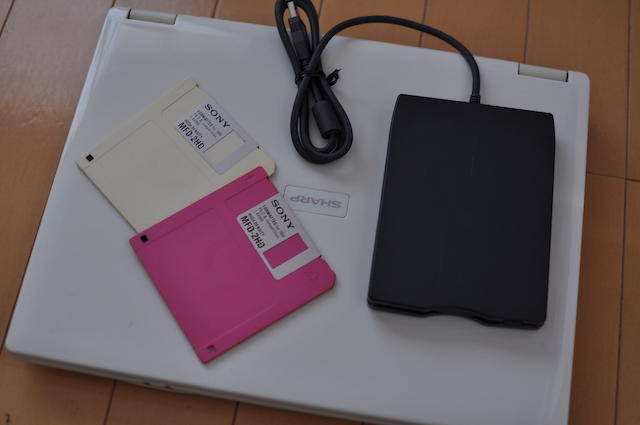 sharp PC_CW-40Tと外付けフロッピーディスクドライブと3.5インチプロッピーディスク