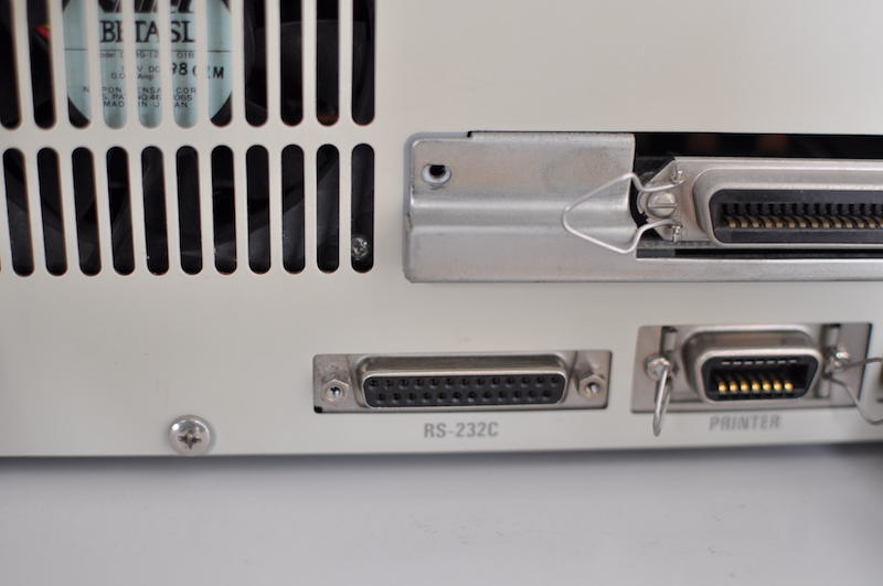 PC-98DOの背面に配置されたRS-232Cの端子