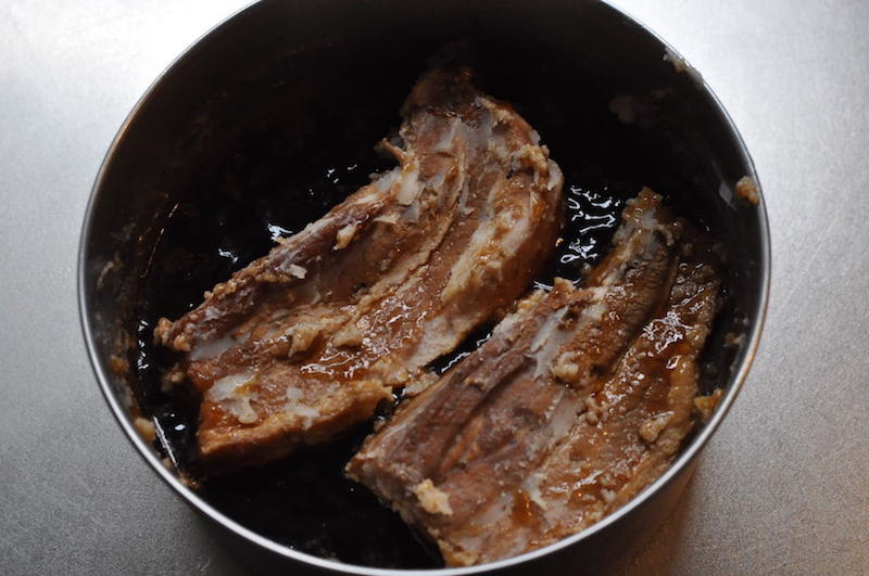 豚ばら肉を炒めて鍋に敷き詰めます