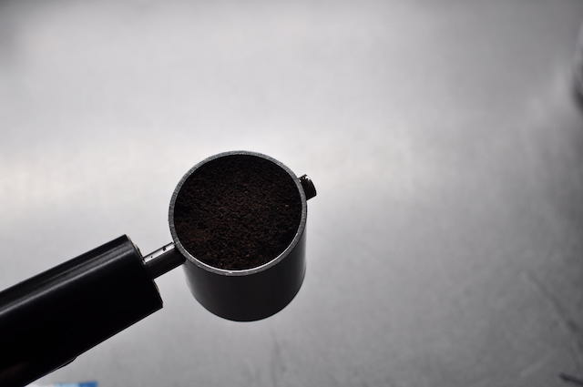 コーヒー粉をポルタフィルターに入れます