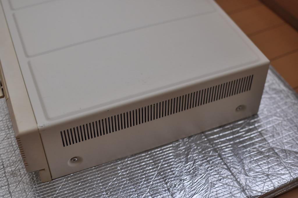 PC-8801FHの側面の金属ボディのビス