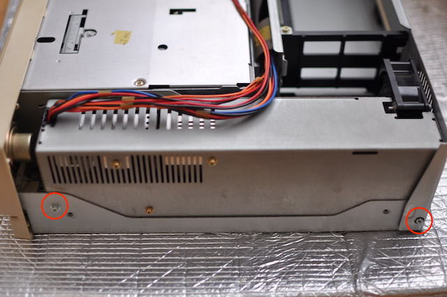 PC-8801FHの電源ボックス固定ネジの位置