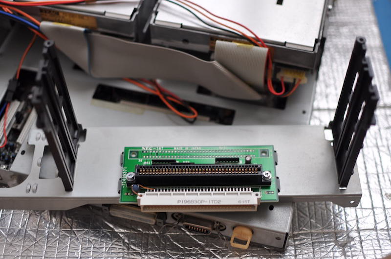 PC-8801FHのライザーカードが固定金属部品ごと取れました