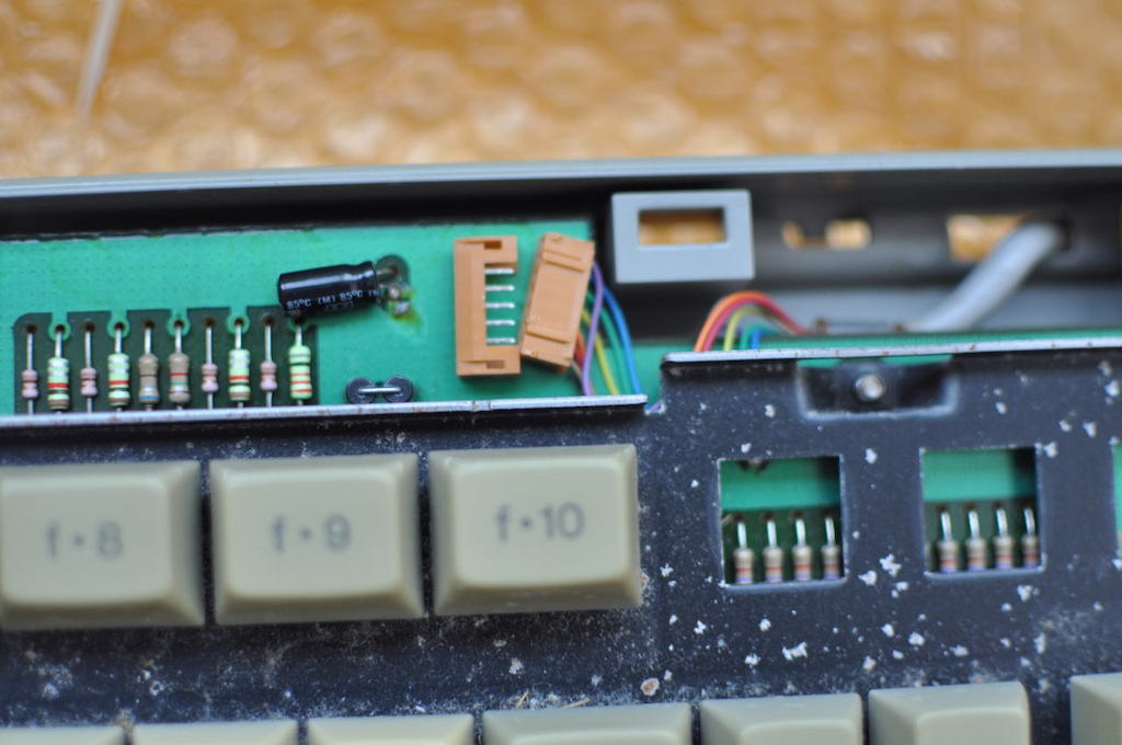 PC-98DO+キーボードのコードの接続端子とアルミ電解コンデンサ