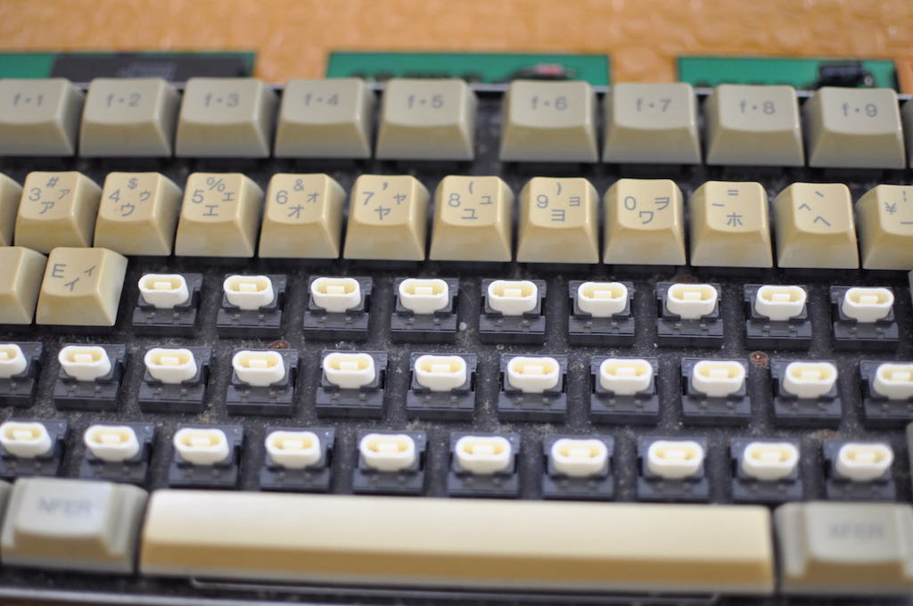 PC-98DO+キーボードキートップの取り外し中