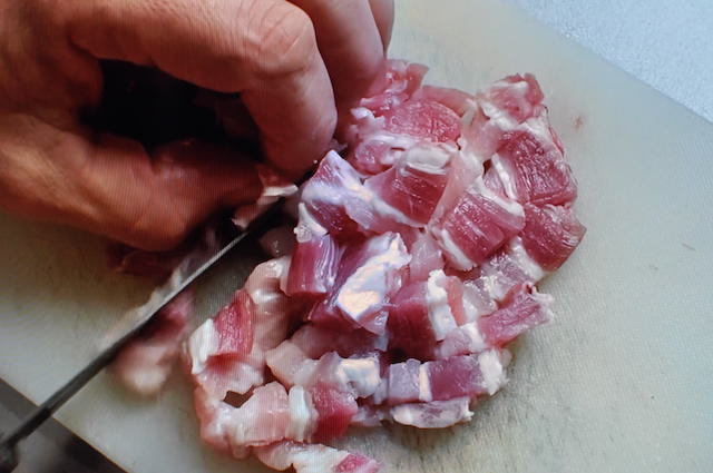 カルボナーラに入れる豚肉を刻む