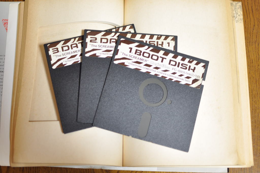 3枚のフロッピーディスクは冊子の切り込みされたページ内に収納されている