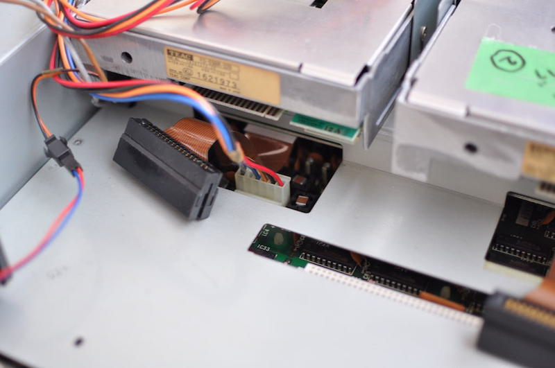 PC-8801FAケーブル端子の取り外し