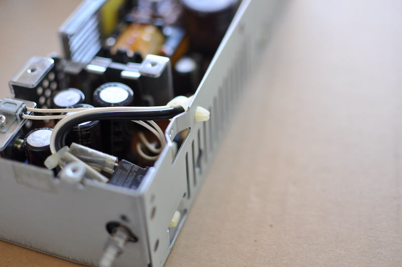 PC-8801FAの電源ボックスの配線を固定する樹脂部品