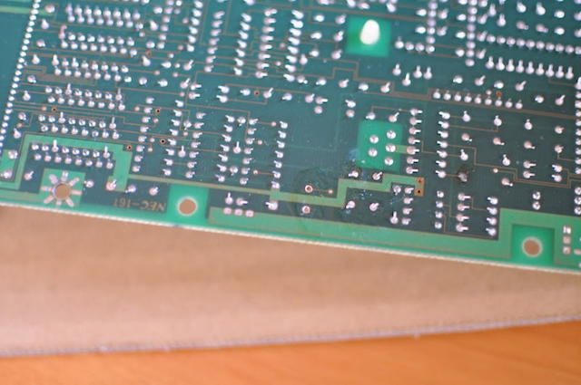 PC-8801FAのコンデンサーのスルーホール