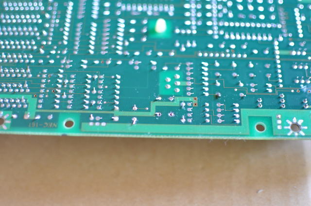 PC-8801FA基板にコンデンサーをはんだ付けのため固定する