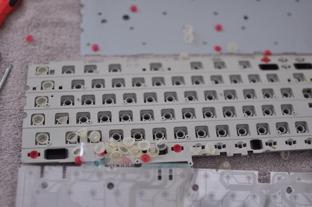 iMac_G3ボンダイブルーモデルのキーボード基板を固定するテープ