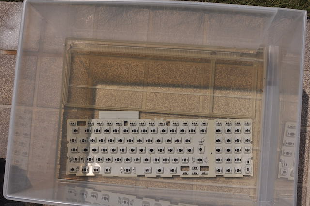 iMac_G3キーボードのカバートップと内部の樹脂板をワイドハイターで漂白中