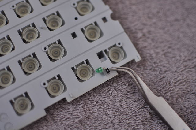 iMac_G3キーボード内部のプラスチック樹脂板にCAPSLOCKキーのLED電球をセットします