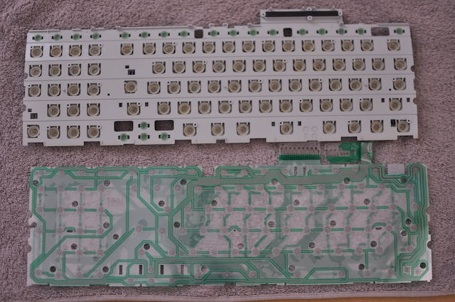 iMac_G3キーボード内部のプラスチック樹脂板とメンブレンシート
