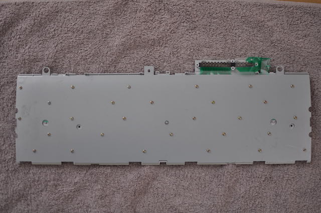 iMac_G3キーボード内部、プラスチック樹脂板と金属板でメンブレンシートを挟んで固定する