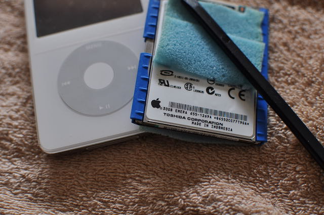 iPod 第五世代から取り出した東芝のハードディスクドライブ