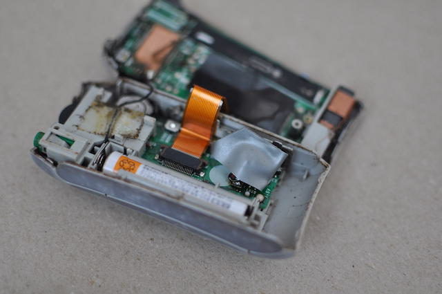 ボタン電池と電線をビニールテープで固定する