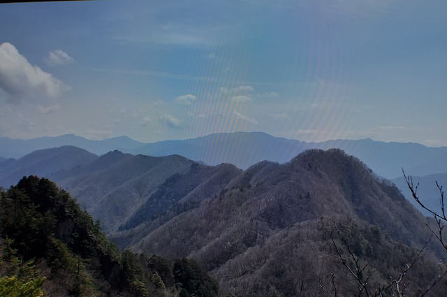両神山は梵天尾根のミヨシ岩からの景色