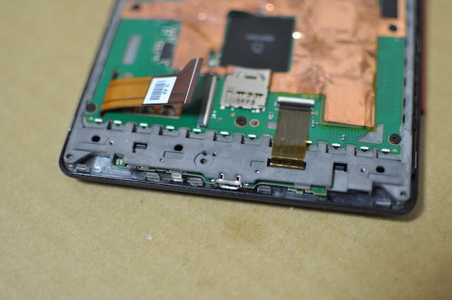 SONY-Readerの液晶パネルからのフラットケーブルが接続された基板側の端子を解除した