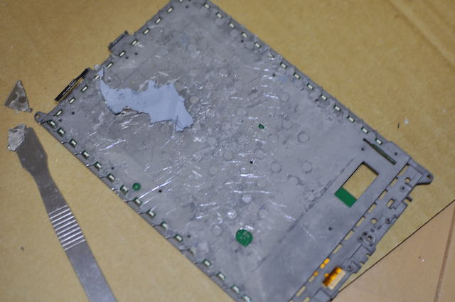 SONY-Readerの液晶パネルと金属板の分離作業中