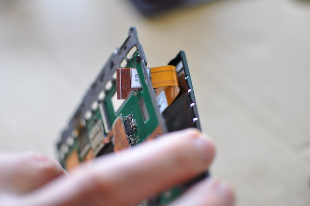 SONY-Readerのあたらしい液晶ディスプレイのフラットケーブルを、金属板の切り込みを通す
