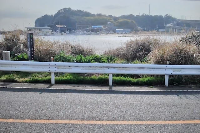 神奈川県道の、岩礁の道、毘沙門湾の景色